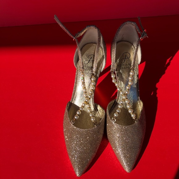 Adrianna Papell gold colored heels - Picture 2 of 8